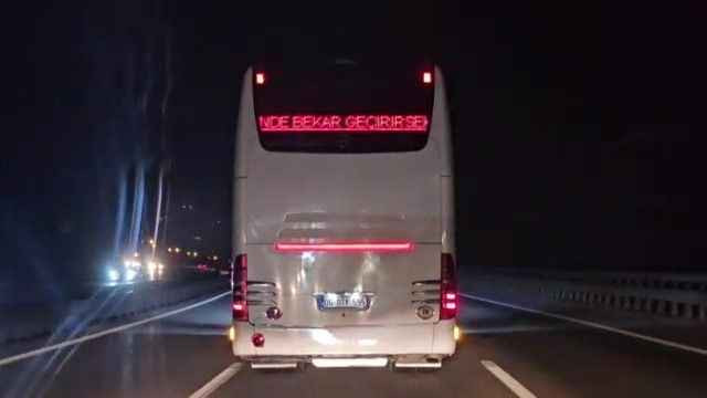 Otobüs arkası yazılar sürücüleri ikiye böldü