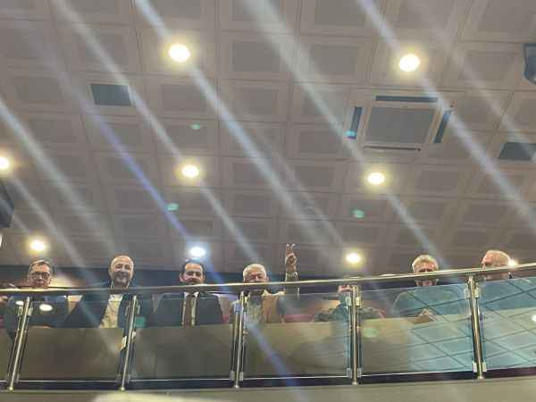 Çoğunluk CHP'ye geçti Eski Başkandan ‘Zafer işareti’ geldi