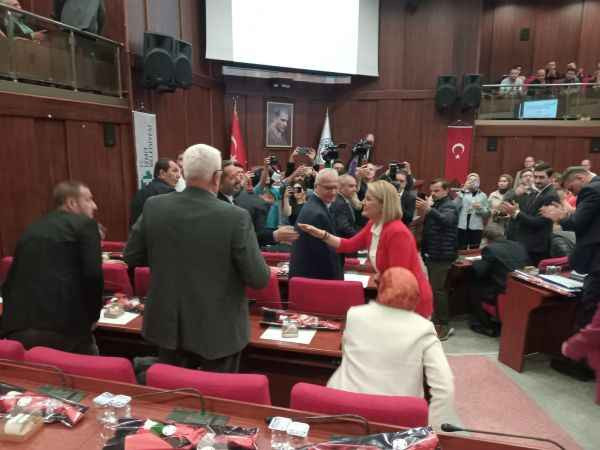 Hürriyet Meclis üyeleriyle tek tek selamlaştı