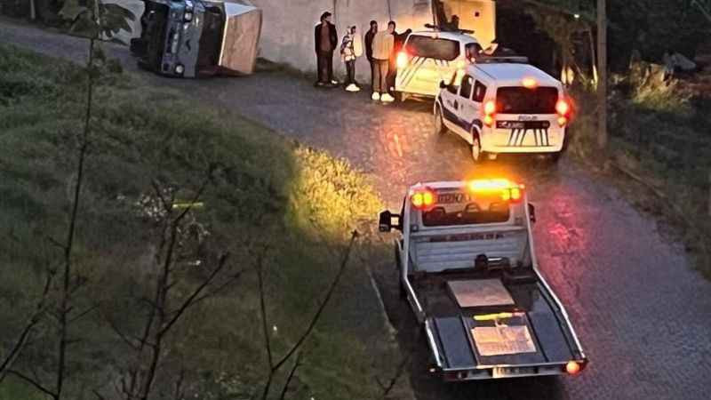 Kamyonet devrildi, kasada bulunan çocuklar yaralandı