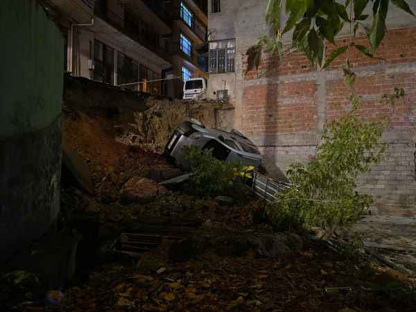 5 katlı binanın tahliye edildiği mahallede çalışma başladı