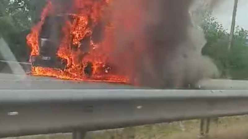 Alev topuna dönen kamyondan geriye demir yığını kaldı