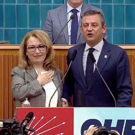 İyi partiden istifa etmişti CHP’ye geçti,Özgür özel canlı yayında rozetini taktı