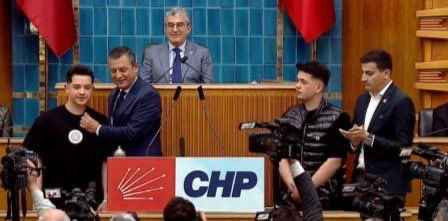 Özgür Özel’den gençlere davet! “Bayrak asmaya değil…”
