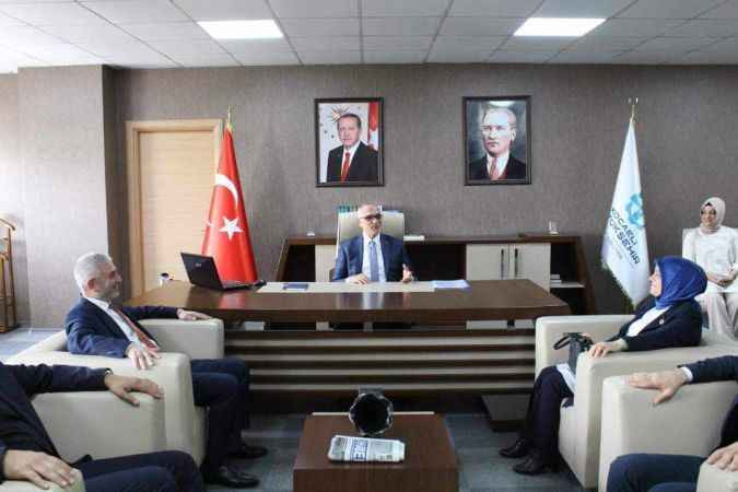 Fotoğrafa AKP’lilerin yüzünü kapatarak tepki gösterdi! “Hata değil saygısızlık”