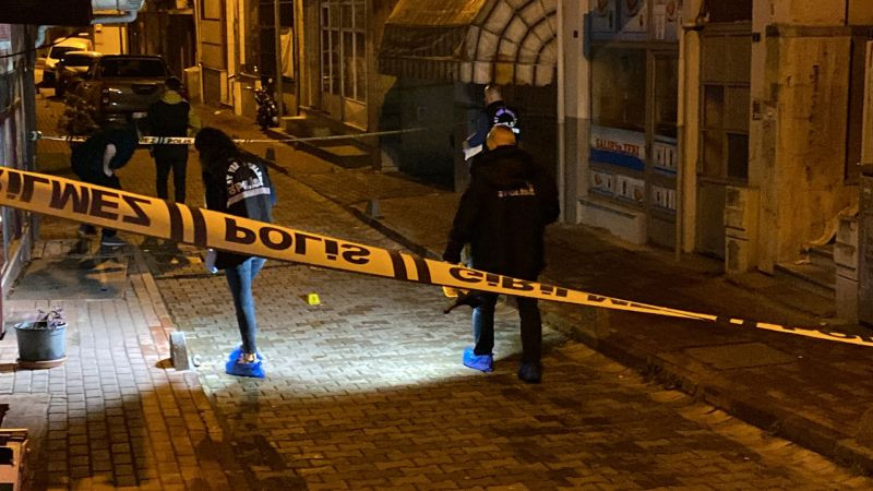 İş yerinin camını kıran şahsı vurdu