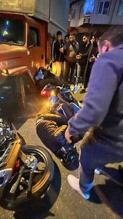 Kocaeli'de 2 motosiklet ve kamyonetin karıştığı kazada 4 kişi yaralandı