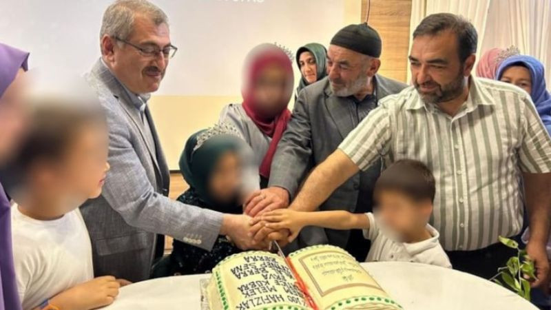 Hafızlık töreninde Kur'an-ı Kerim tasarımlı pasta