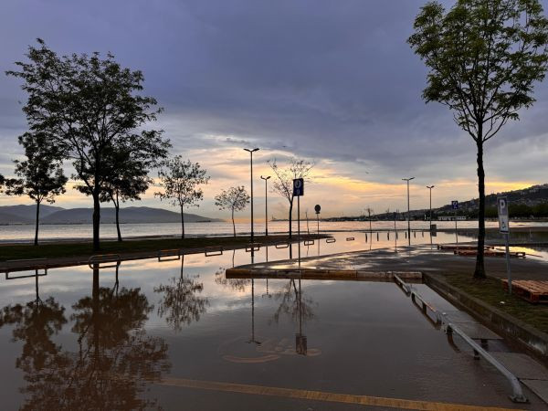 Kocaeli'de rüzgar denizi taşırdı, yağmur trafiği felç etti