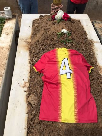 Hayatını kaybeden futbolcunun takım arkadaşlarından duygulandıran hareket