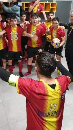 Hayatını kaybeden futbolcunun takım arkadaşlarından duygulandıran hareket