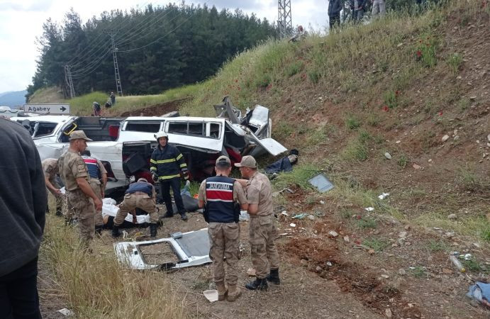 Tır minibüsü biçti: Çok sayıda ölü ve yaralı var