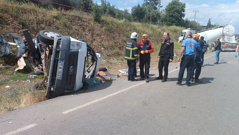 Tır minibüsü biçti: Çok sayıda ölü ve yaralı var