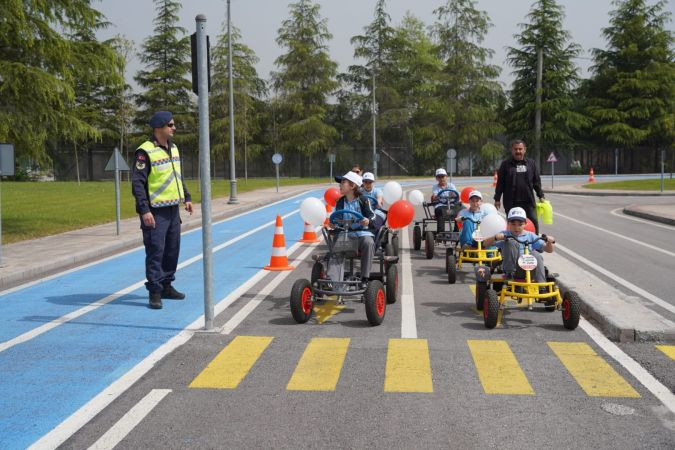 Trafiği hem teorikte hem pratikte öğreniyorlar