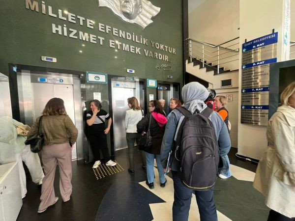 İzmit Belediyesinde asansör rezaleti