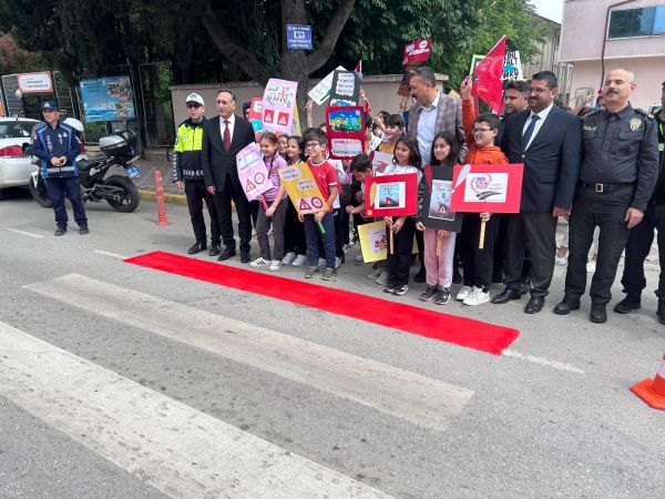 Gölcük'te yaya geçitleri kırmızıya boyandı! "Yayalara öncelik duruşu, hayata saygı duruşu”