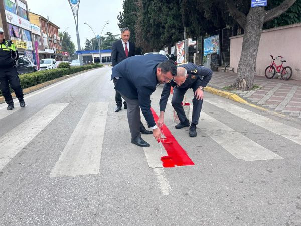 Gölcük'te yaya geçitleri kırmızıya boyandı! "Yayalara öncelik duruşu, hayata saygı duruşu”