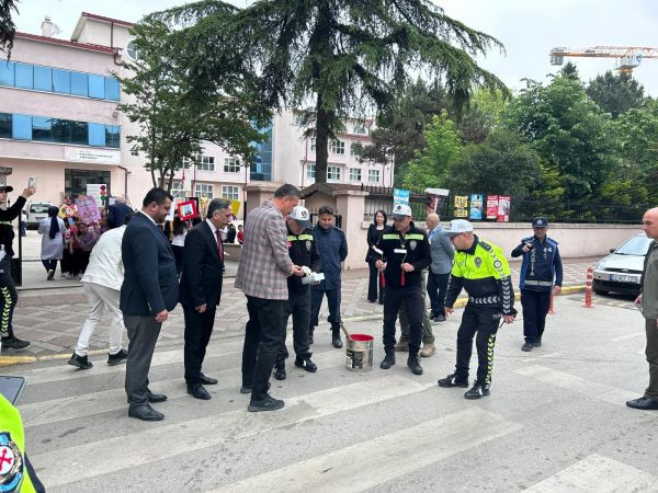 Gölcük'te yaya geçitleri kırmızıya boyandı! "Yayalara öncelik duruşu, hayata saygı duruşu”
