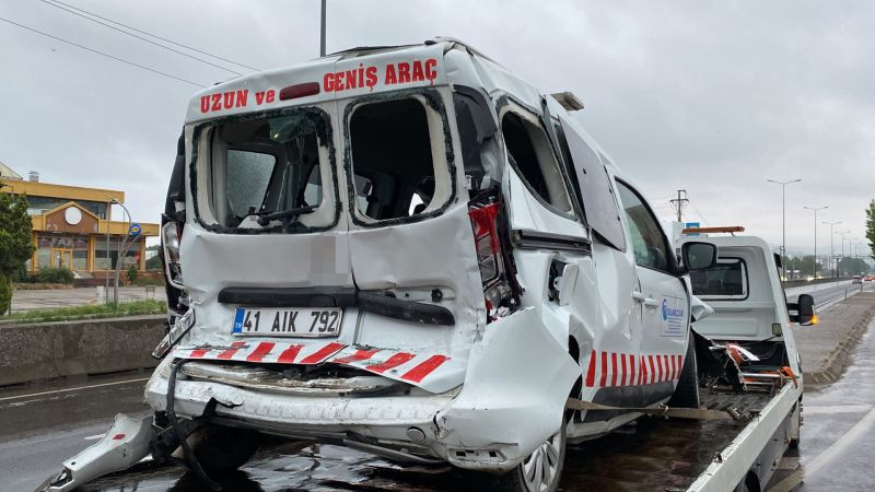 2 tır ve hafif ticari araç çarpıştı