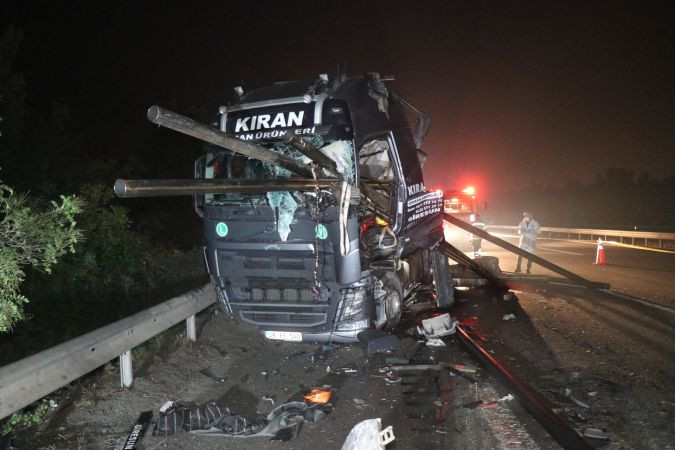 Demir borular ön camdan çıktı: 2 ölü 1 yaralı
