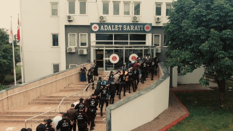 Elbise dolabına, bagaja saklanmışlardı: 21 göçmen kaçakçısı tutuklandı