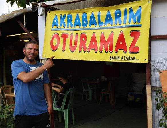 Akrabalarına kızdı, astığı pankart olay oldu