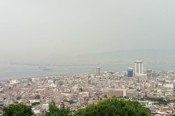 O ilde Toz taşınımlı hava etkili oldu, araçlara çamur yağdı
