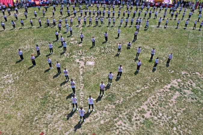 Kayseri'de 500 öğrenciden ay-yıldızlı ‘zeybek’ gösterisi