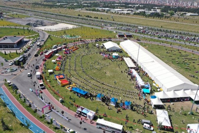 Kayseri'de 500 öğrenciden ay-yıldızlı ‘zeybek’ gösterisi