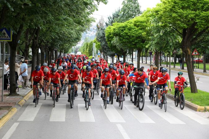 Kocaeli’de pedallar ‘Barış’ için çevrildi “19 Mayıs, umut ışığının yeniden yandığı gündür”