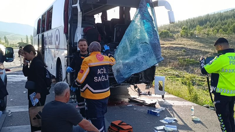 Afyon'da yolcu otobüsü kamyonetle çarpıştı: 17 yaralı
