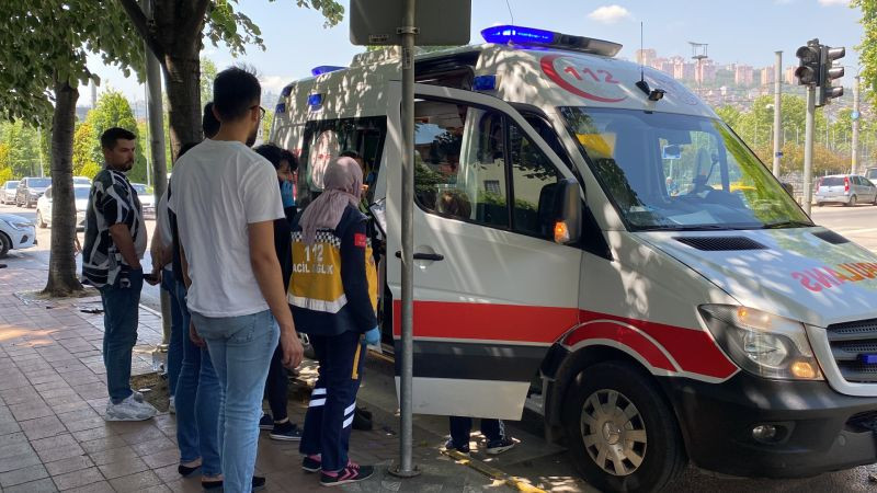 Kavşakta otomobiller çarpıştı: Yaralılar var