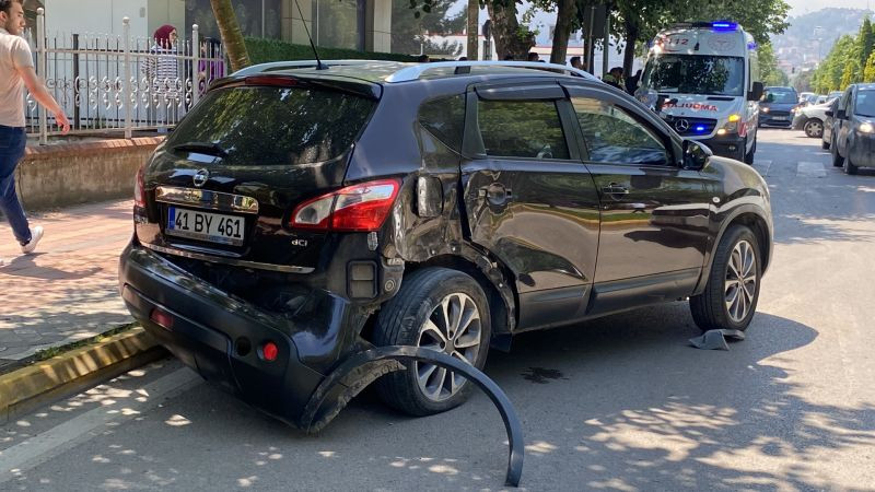 Kavşakta otomobiller çarpıştı: Yaralılar var