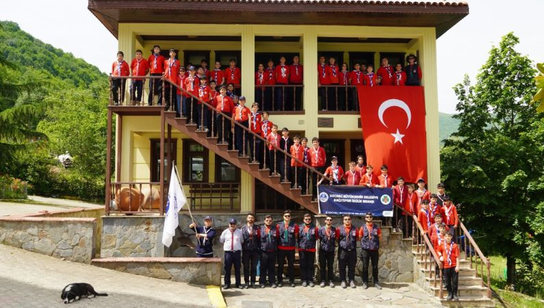 Kamp ateşi yakıp fener alayı düzenlediler