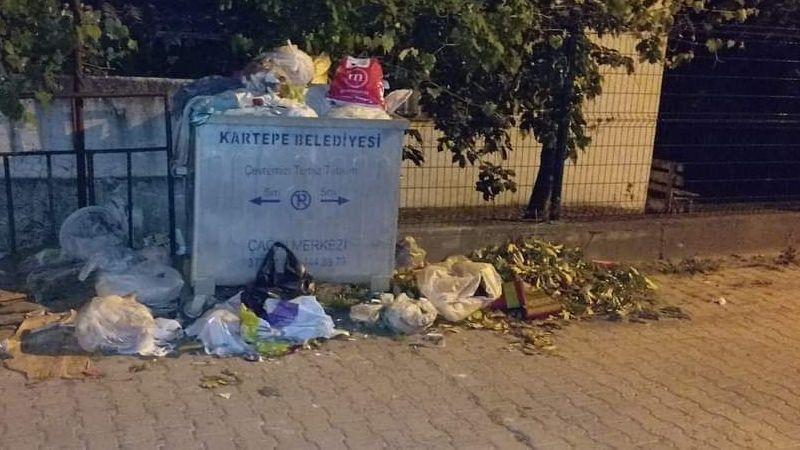 Belediye çöpleri toplamıyor mu? Kartepe'deki o mahallede çöpler sokağa taştı