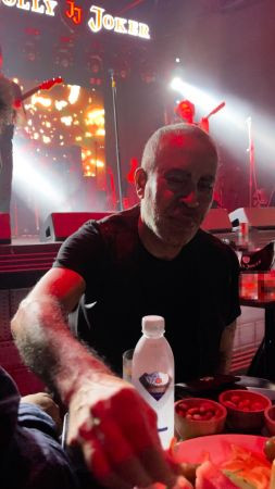Haluk Levent Kocaeli’deki hayranını eliyle besledi