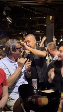 Haluk Levent Kocaeli’deki hayranını eliyle besledi