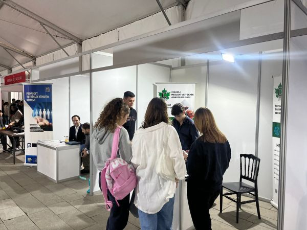 Öğrencilerden Bilişim Fuarına büyük ilgi