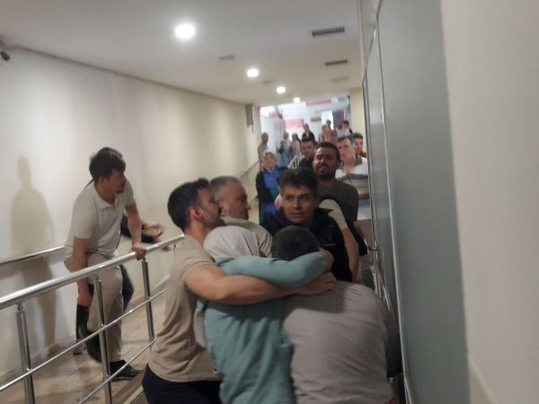 Adliye karıştı! Uyuşturucu sanıklarının aileleri tekme tokat birbirine girdi!
