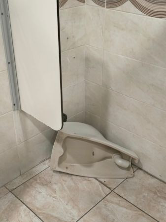 Pisuvara tuvaletini oturarak mı yaptı!