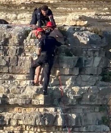Denize atlamak için tırmandılar falezde mahsur kaldılar!