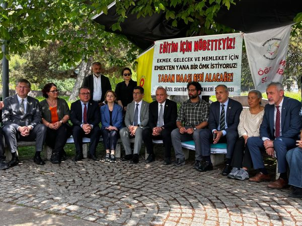 CHP'li vekillerden öğretmenlere destek!