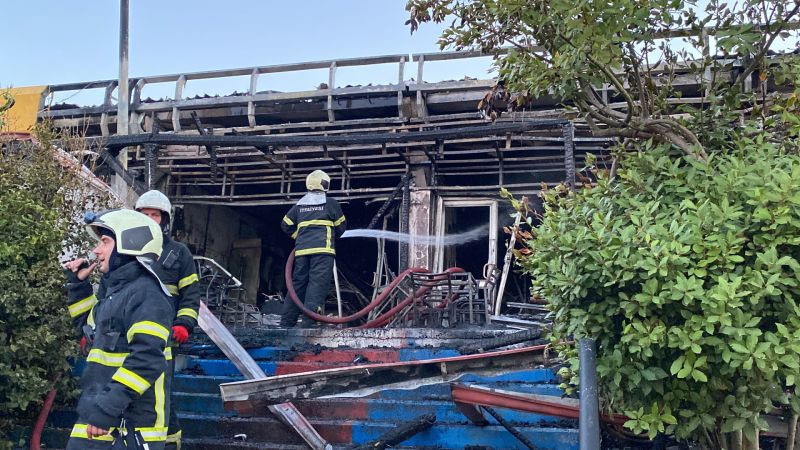 Kocaeli’deki kafe alevlere teslim oldu