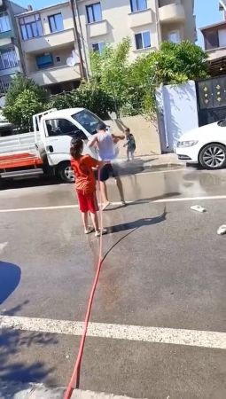Kocaeli’de sıcaktan bunalan çocuklar bakın ne yaptı