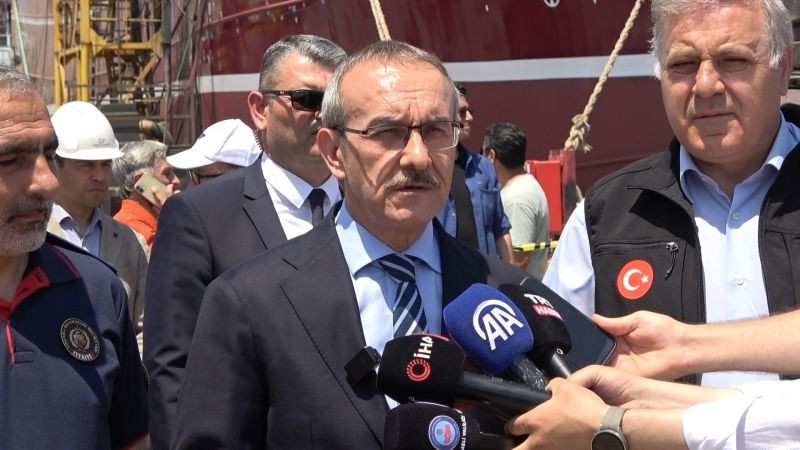 Yangının çıktığı gemide dumandan etkilenen 4 kişiden 2'sinin durumu ağır