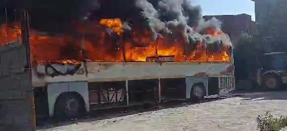 Kocaeli'de iki yangın: 3 otobüs alev alev yandı