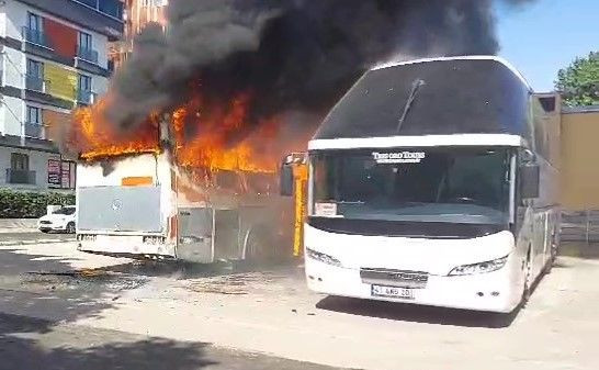 Kocaeli'de iki yangın: 3 otobüs alev alev yandı