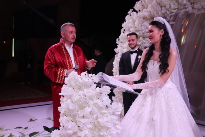 Protokol bu düğüne akın etti, Sanayiciler çocuklarını evlendirdi