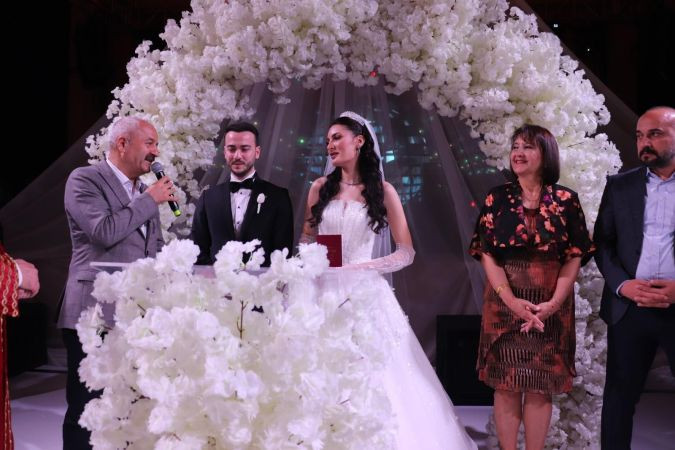 Protokol bu düğüne akın etti, Sanayiciler çocuklarını evlendirdi