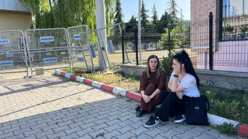 Cezaevinde nikah kıydı: Tutuklu polisin eşi umutla bekliyor